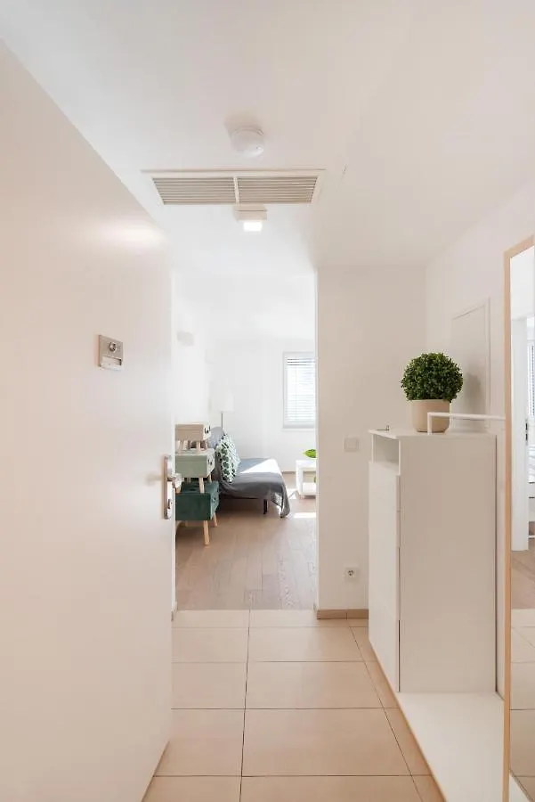 Apartment Immersed Into Vienna'S City Life And Yet A Retreat, Minimum 30 Nights